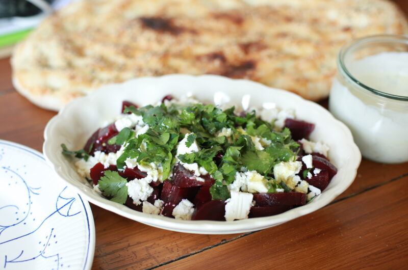 Johannas Rote Beete-Shizzle mit Fetabröseln &  Koriander an Senf-Knoblauch Dressing