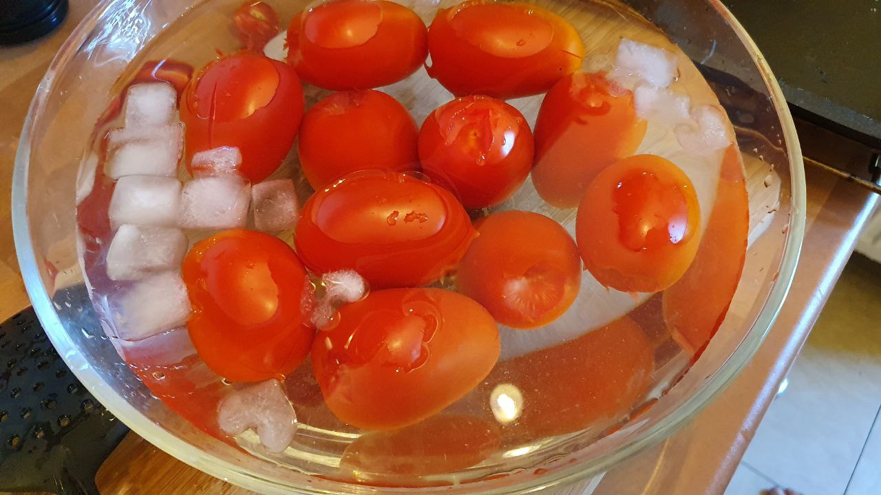 Tomaten in Eiswasser