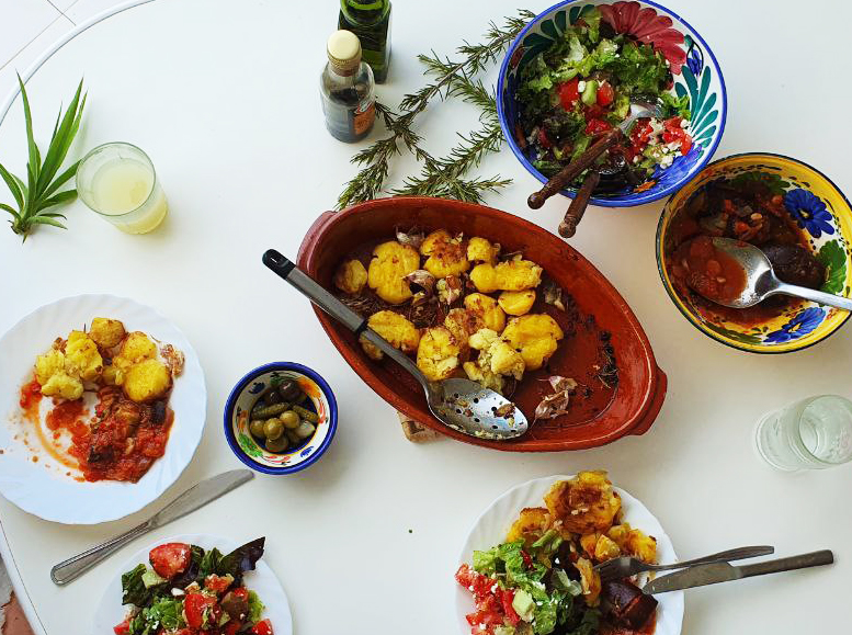 Knoblauchkartoffeln auf dem Essenstisch